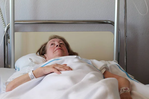 Sick Elderly Woman Lying Bed Hospital — Stock Photo, Image
