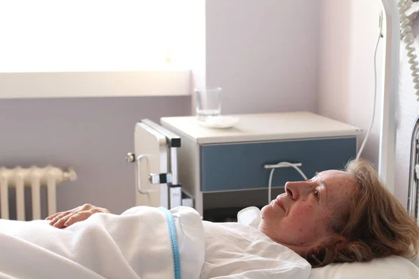 Sick Elderly Woman Lying Bed Hospital — Stock Photo, Image