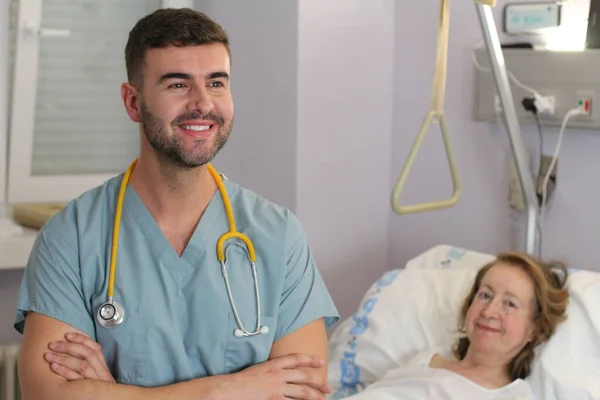 Male Nurse Standing Close Female Patient Hospital — Stock Photo, Image