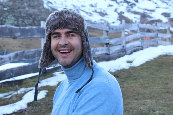 在山上微笑的加拿大人 — 图库照片