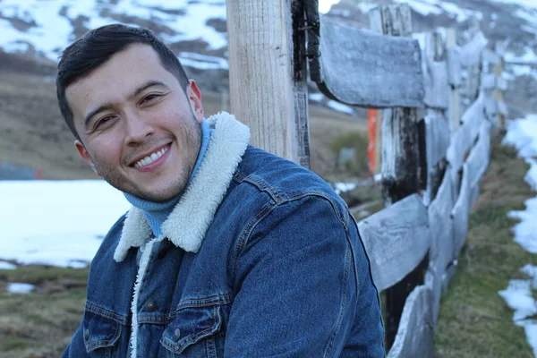 Homem Vestindo Jaqueta Inverno Denim Clássico — Fotografia de Stock