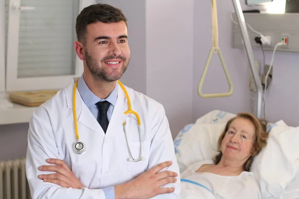 Male Doctor Standing Close Female Patient Hospital — Φωτογραφία Αρχείου