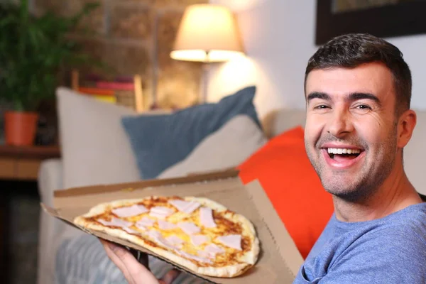 Vrolijke Jongeman Met Een Pizza — Stockfoto
