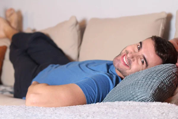 Relajado Hombre Viendo Televisión Casa — Foto de Stock