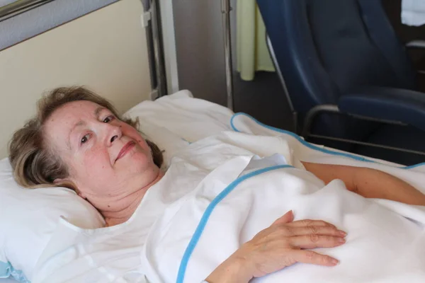 Больная Пожилая Женщина Лежит Кровати Больнице — стоковое фото