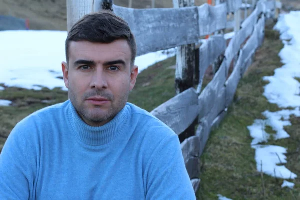 Homem Canadense Sorrindo Nas Montanhas — Fotografia de Stock