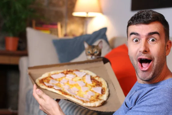 Vrolijke Jongeman Met Een Pizza — Stockfoto