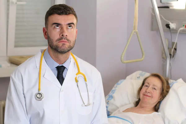 Male Doctor Standing Close Female Patient Hospital — Φωτογραφία Αρχείου