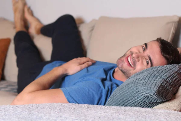 Relaxado Homem Assistindo Casa — Fotografia de Stock