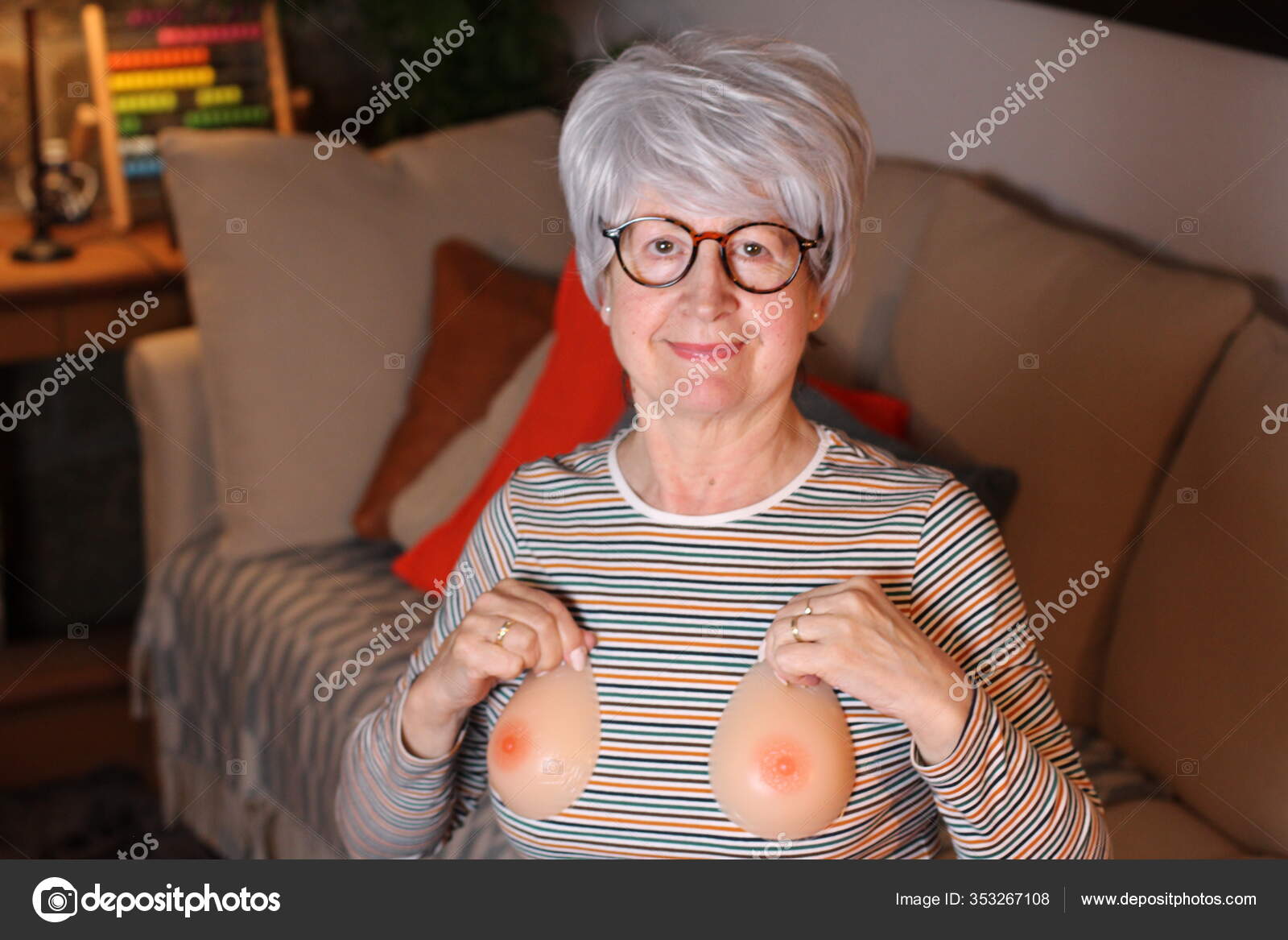 Portrait Gros Plan Belle Femme Mature Avec Faux Seins — Photo de stock par  ©albejor2002@hotmail.com - 353267108