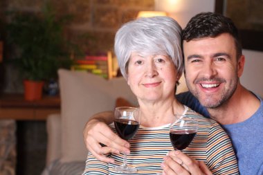 Yaş farkı olan bir çift.