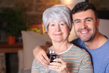 Yaş farkı olan bir çift.