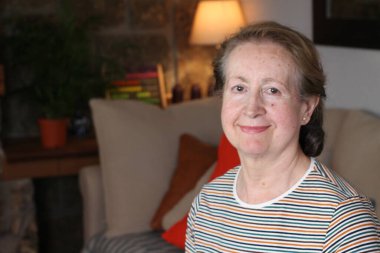 Evdeki güzel olgun kadının yakın plan portresi.