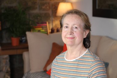 Evdeki güzel olgun kadının yakın plan portresi.