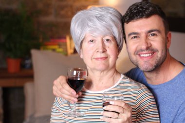 Yaş farkı olan bir çift.