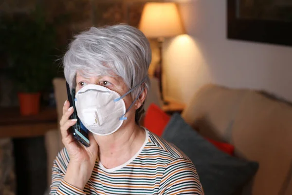 Close Retrato Bela Mulher Madura Com Máscara Médica Protetora Casa — Fotografia de Stock