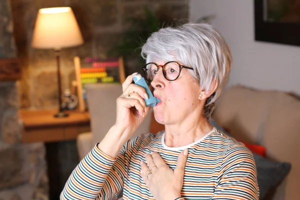 Portret Pięknej Dojrzałej Kobiety Inhalatorem Anty Astmatycznym — Zdjęcie stockowe