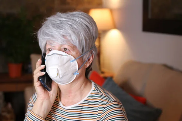 Close Retrato Bela Mulher Madura Com Máscara Médica Protetora Casa — Fotografia de Stock