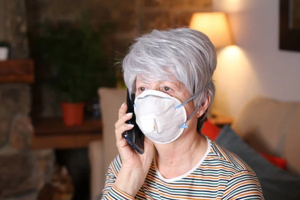 Close Retrato Bela Mulher Madura Com Máscara Médica Protetora Casa — Fotografia de Stock