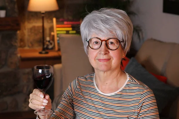 Primer Plano Retrato Hermosa Mujer Madura Con Copa Vino Tinto — Foto de Stock