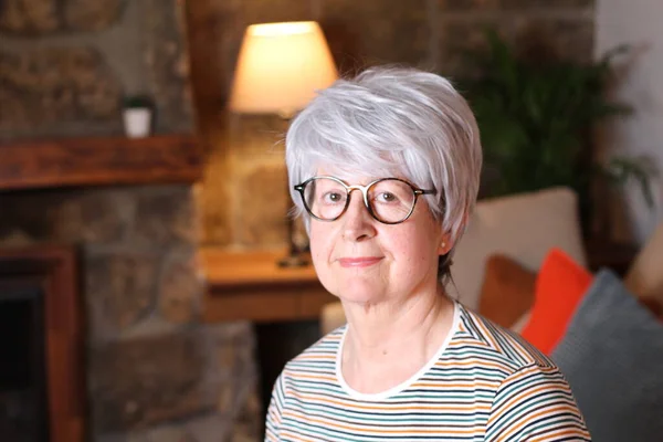 Primer Plano Retrato Hermosa Mujer Madura Con Pelo Gris Casa —  Fotos de Stock