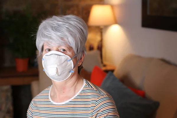 Close Retrato Bela Mulher Madura Com Máscara Médica Protetora Casa — Fotografia de Stock