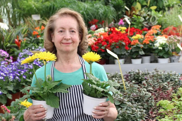 Ritratto Ravvicinato Bella Donna Matura Con Vasi Bei Fiori Colorati — Foto Stock