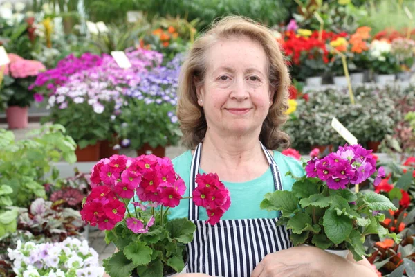 Ritratto Ravvicinato Bella Donna Matura Con Vasi Bei Fiori Colorati — Foto Stock