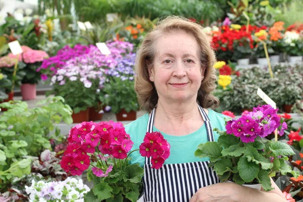 Ritratto Ravvicinato Bella Donna Matura Con Vasi Bei Fiori Colorati — Foto Stock