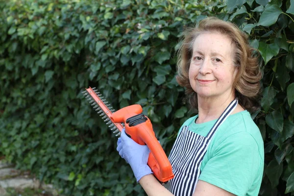 Ritratto Ravvicinato Bella Donna Matura Con Cespuglio Elettrico Taglierina Giardino — Foto Stock