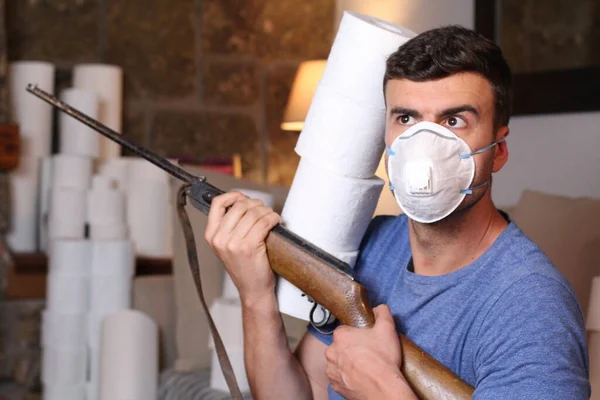 Homem Guardando Rolos Papel Higiênico Com Espingarda Casa — Fotografia de Stock