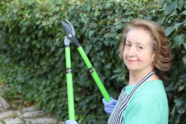 Ritratto Ravvicinato Bella Donna Matura Che Taglia Cespugli Giardino — Foto Stock