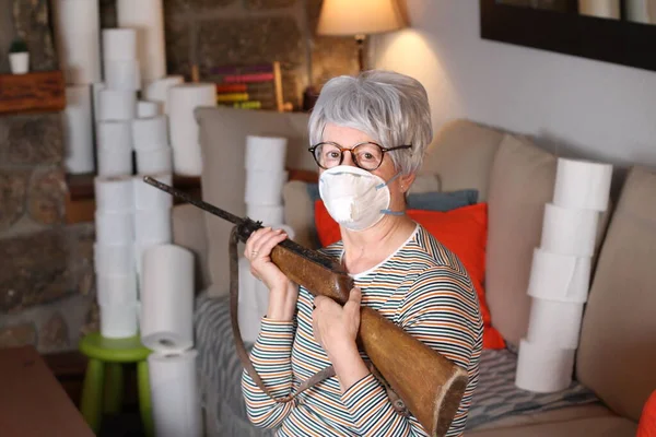 Close Retrato Bela Mulher Madura Com Máscara Médica Com Pistola — Fotografia de Stock