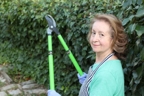 Ritratto Ravvicinato Bella Donna Matura Che Taglia Cespugli Giardino — Foto Stock