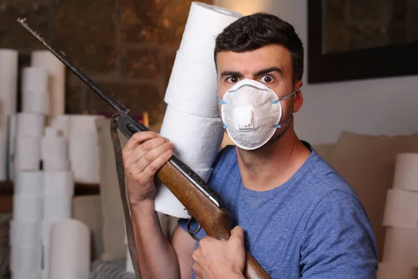 Homem Guardando Rolos Papel Higiênico Com Espingarda Casa — Fotografia de Stock