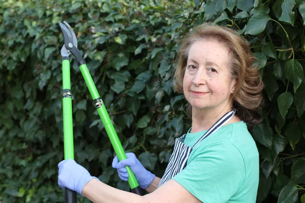 Ritratto Ravvicinato Bella Donna Matura Che Taglia Cespugli Giardino — Foto Stock