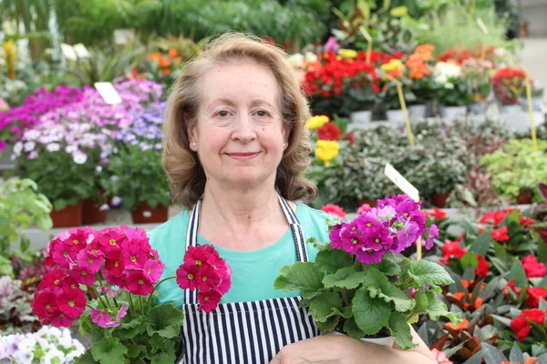 Ritratto Ravvicinato Bella Donna Matura Con Vasi Bei Fiori Colorati — Foto Stock