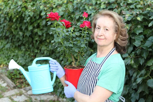 Ritratto Ravvicinato Bella Donna Matura Che Annaffia Piante Giardino — Foto Stock