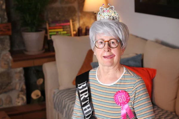 Close Retrato Mulher Madura Com Tiara Faixa Aniversário Anos Prêmio — Fotografia de Stock