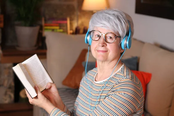 Крупним Планом Портрет Зрілої Жінки Читає Книгу Слухає Музику Навушниками — стокове фото