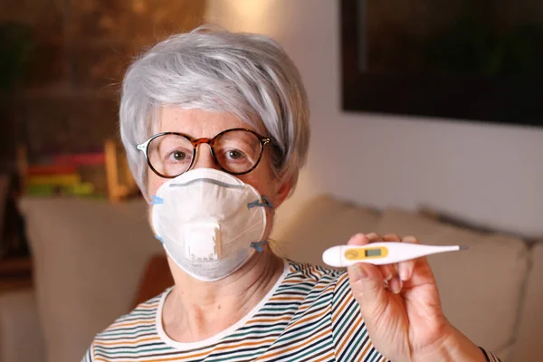Старшая Больная Женщина Температурой — стоковое фото