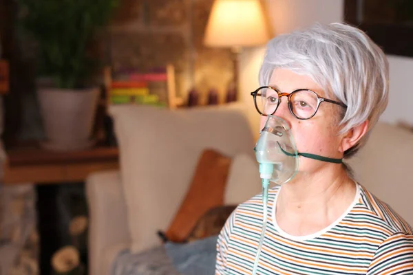 Γριά Γυναίκα Αναπνευστικά Προβλήματα Στο Σπίτι — Φωτογραφία Αρχείου