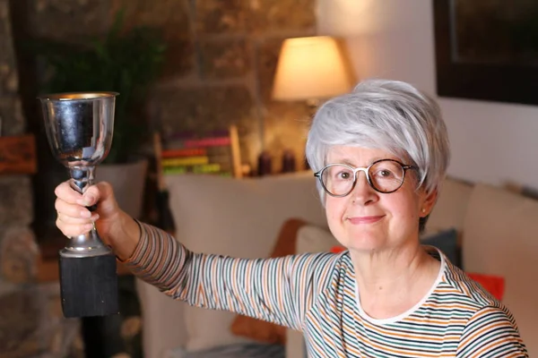 Retrato Cerca Una Mujer Madura Sosteniendo Una Taza Plata Sentada — Foto de Stock