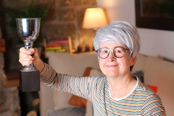 Retrato Cerca Una Mujer Madura Sosteniendo Una Taza Plata Sentada — Foto de Stock