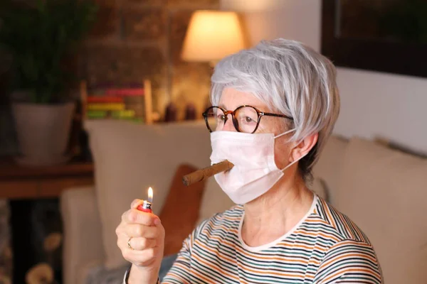 Starsza Kobieta Paląca Domu Podczas Kwarantanny — Zdjęcie stockowe