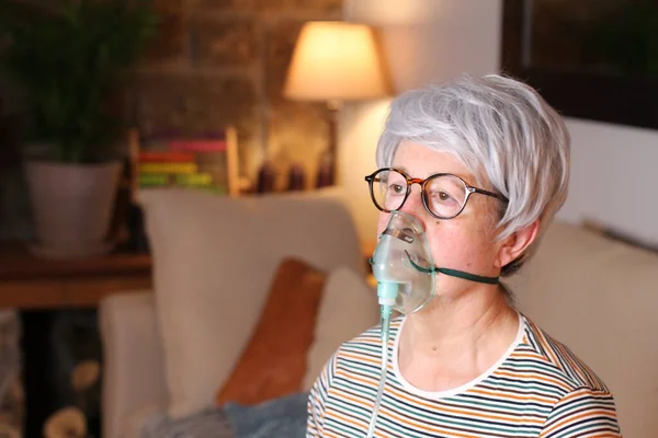 家里有呼吸问题的老妇人 — 图库照片