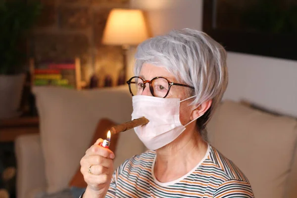 Ηλικιωμένη Γυναίκα Που Καπνίζει Στο Σπίτι Κατά Την Καραντίνα — Φωτογραφία Αρχείου