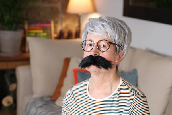 Close Retrato Mulher Madura Com Bigode Grande Falso Sentado Casa — Fotografia de Stock