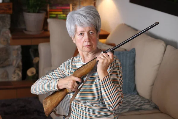 Donna Anziana Con Arma Mano Durante Quarantena — Foto Stock