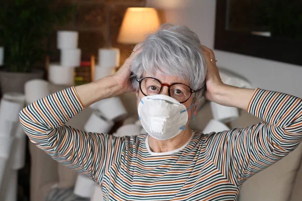 Mulher Idosa Óculos Máscara Protetora Sentada Casa Durante Quarentena — Fotografia de Stock